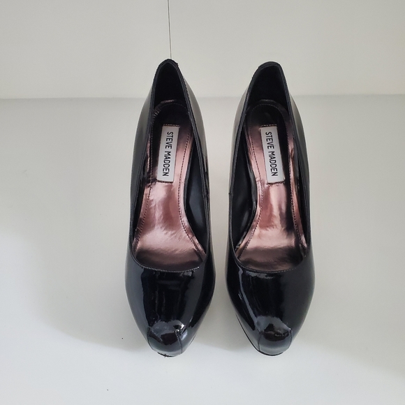 SOLD

Steve Madden Patent platform pump, size 7.5 - Picture 3 of 3